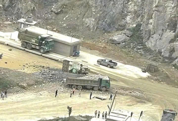 va cham giua 2 xe tai trong nha may xi mang, 2 tai xe tu vong hinh anh 1