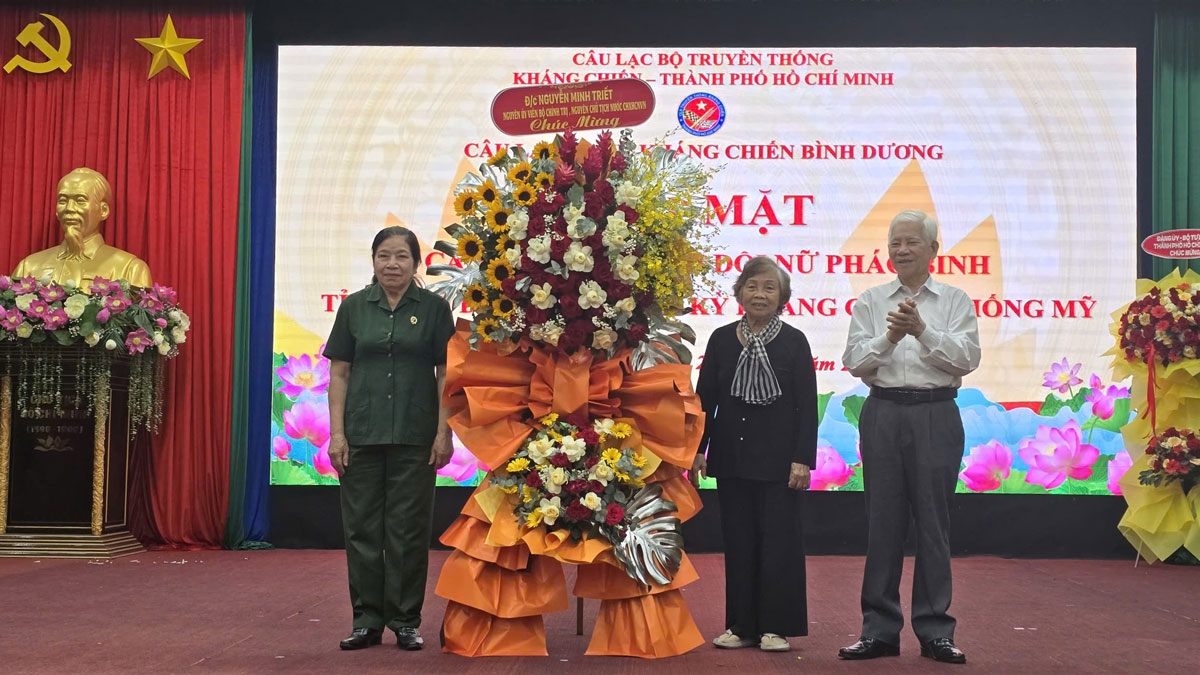 lan dau tien sau hon 50 nam, 92 nu phao binh dat thu dau mot cung te tuu hinh anh 1