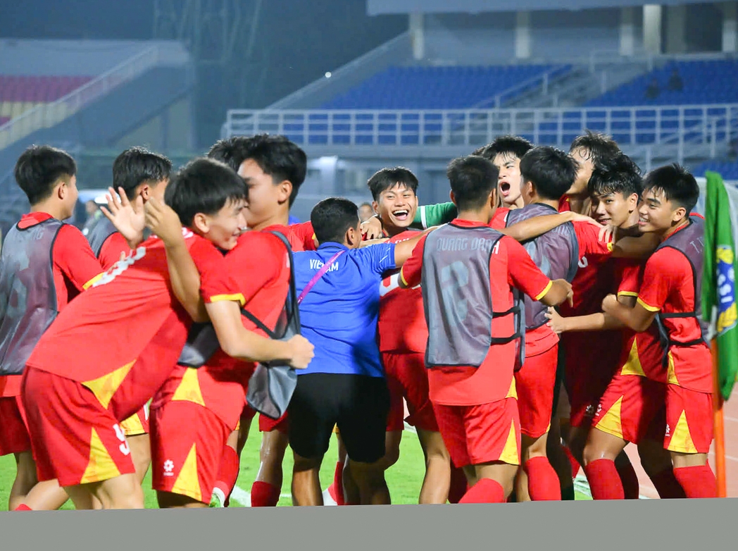 loi nguoc dong thang u17 australia, u17 viet nam vao chung ket u17 Dong nam A hinh anh 12