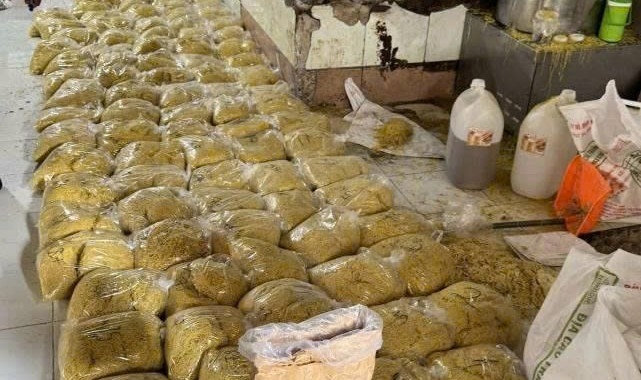 hai vo chong ban gan 3.000 tan mi tuoi chua chat cam o tp.hcm hinh anh 2