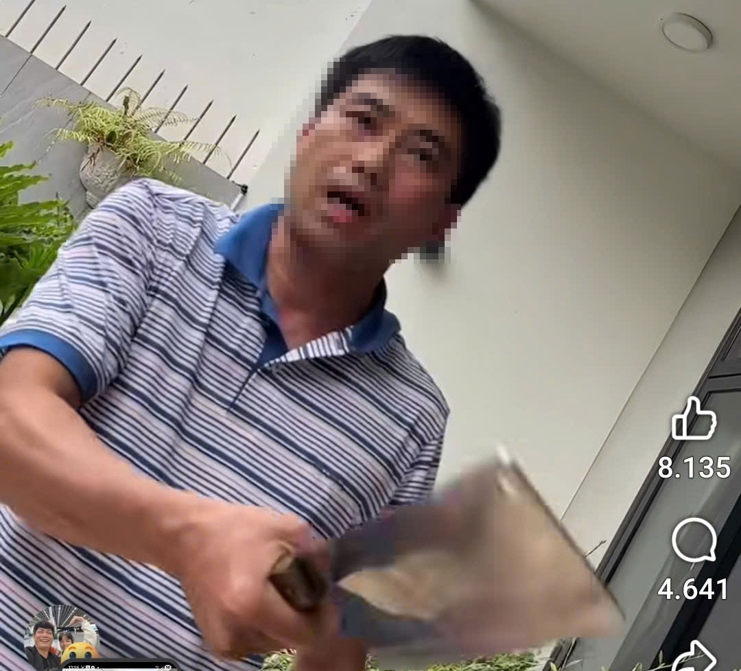 Thợ khóa bị chủ nhà cầm dao dọa chém khi phá cửa theo yêu cầu của người vợ