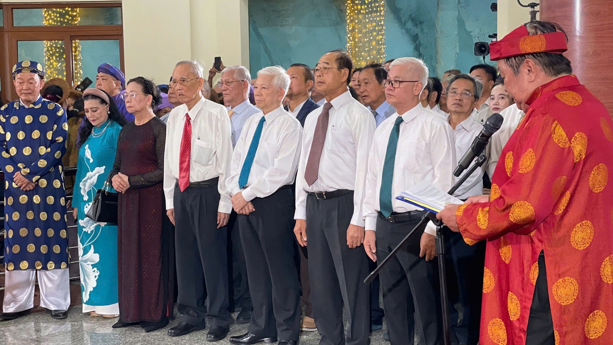 Nguyên Chủ tịch nước Nguyễn Minh Triết dâng hương tưởng niệm các vua Hùng