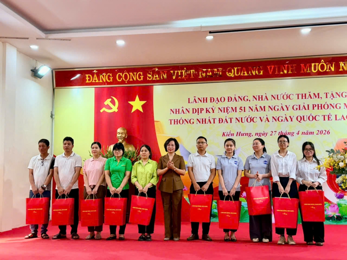 bi thu thanh uy ha noi tang qua gia dinh chinh sach hinh anh 2