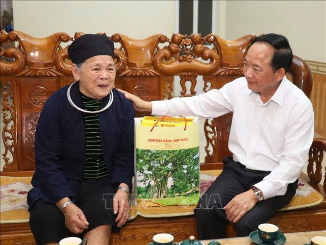 truong ban tuyen giao va dan van trung uong tri an cac gia dinh chinh sach tai tuyen quang hinh anh 1