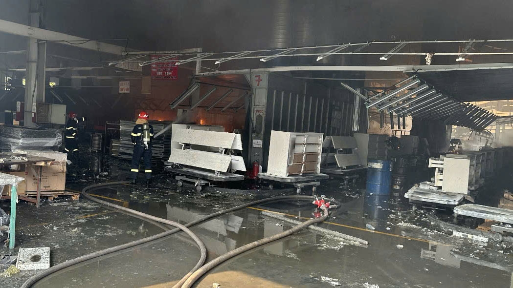 hoa hoan thieu rui dien tich lon xuong san xuat go tai tp.hcm hinh anh 2