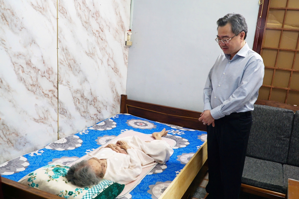 Ông Nguyễn Thanh Nghị thăm, tặng quà gia đình chính sách tại Quảng Ngãi