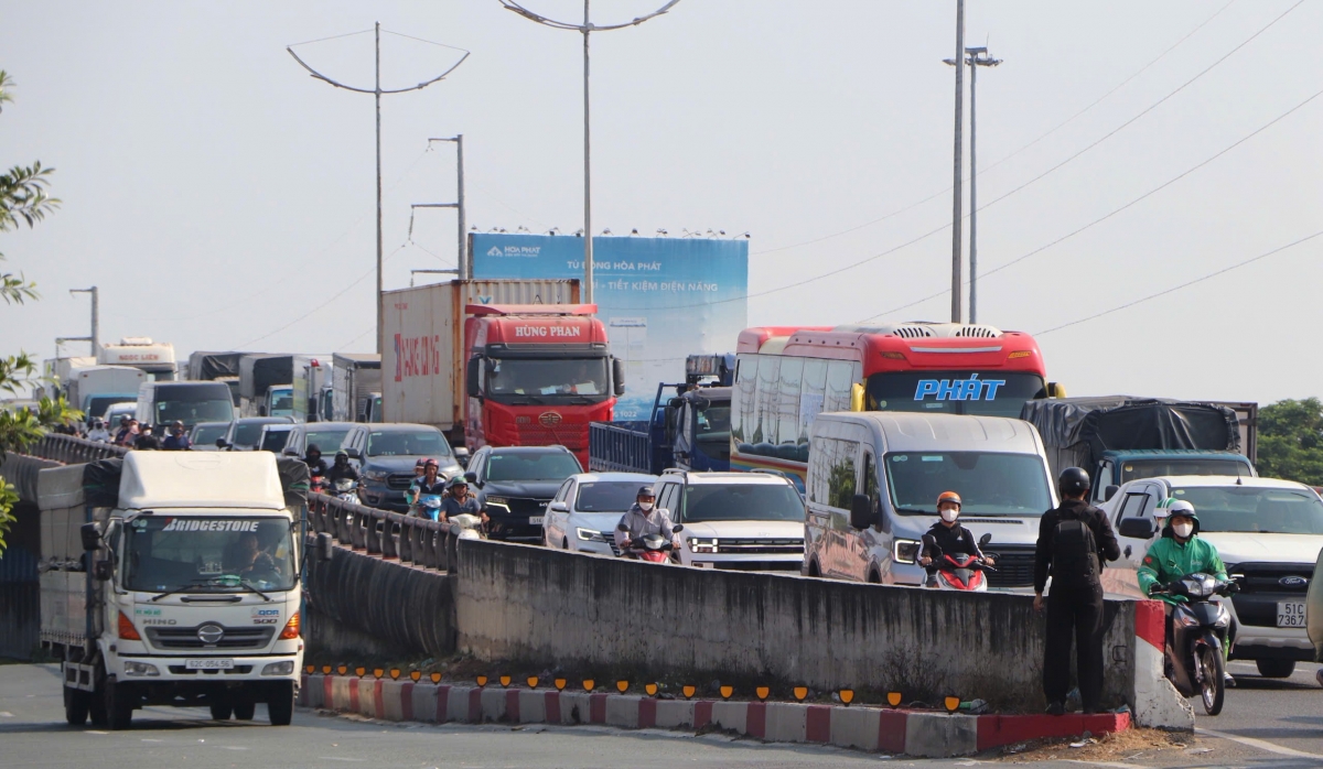 giao thong tp.hcm dip le 30 4 cua ngo on dinh, cao toc un u nhe hinh anh 4