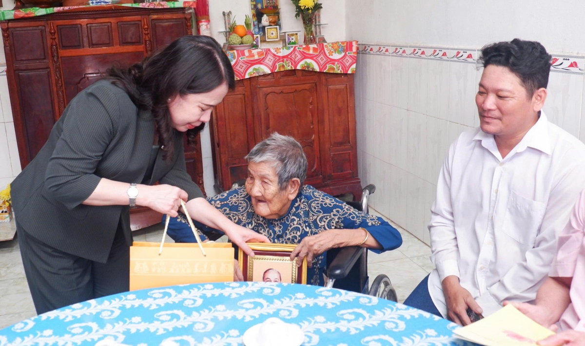 Phó Chủ tịch nước Võ Thị Ánh Xuân thăm và tặng quà tại Đồng Tháp