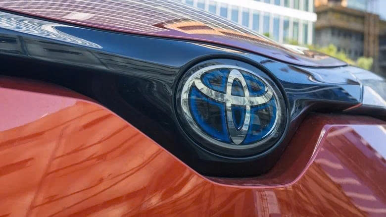Hé lộ lý do Toyota quyết làm "bay màu" chi tiết logo nhận biết các mẫu xe Hybrid