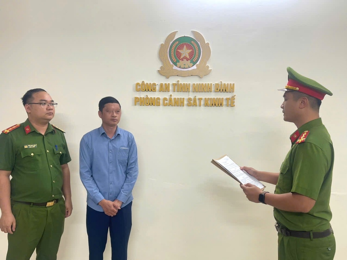 An chan tien cuu tro thien tai, nguyen can bo xa hai anh ninh binh bi khoi to hinh anh 1