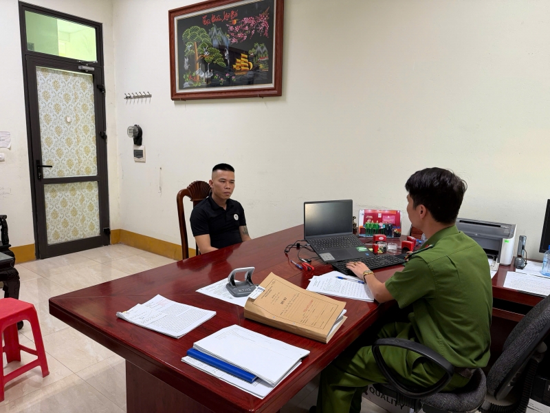 cong an bac ninh trieu tap doi tuong hanh hung lai xe giao hang tai truong mam non hinh anh 1