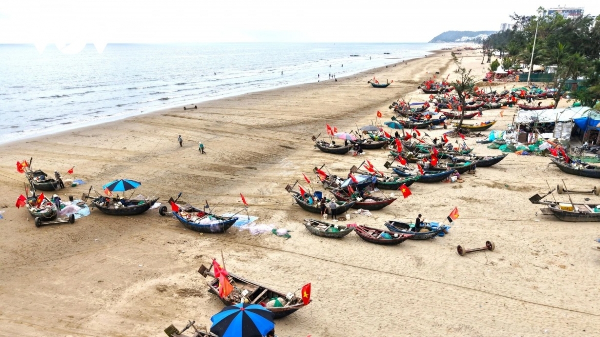 a hardworking day of mini clam diggers along thanh hoa beach picture 1