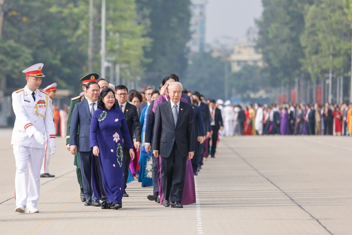 Doan dai bieu du Dai hoi xi cua mttq viet nam vao lang vieng chu tich ho chi minh hinh anh 2