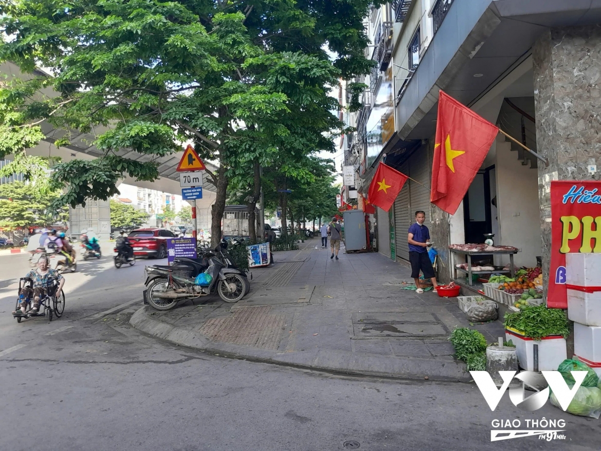 xu ly lan chiem via he ha noi giam han ban ghe tran via he, hang quan thich nghi hinh anh 2