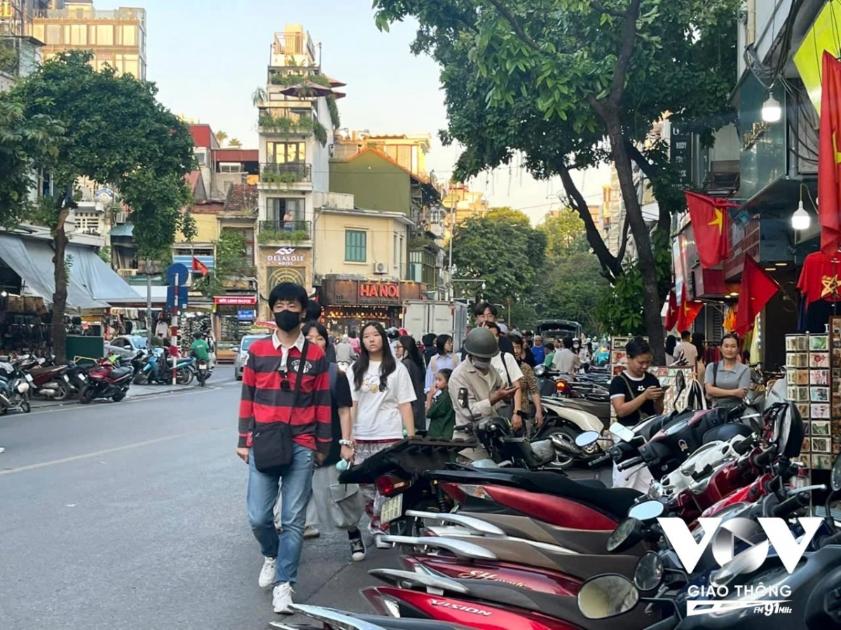 ha noi tang phi via he, long duong can thiet nham han che xe ca nhan vao vung loi hinh anh 1