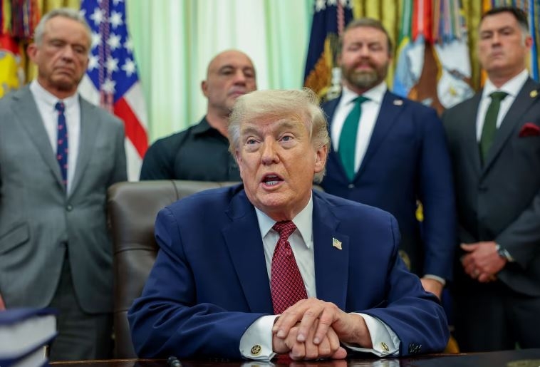 Ong trump de doa xoa so luc luong iran neu tan cong tau chien my hinh anh 1