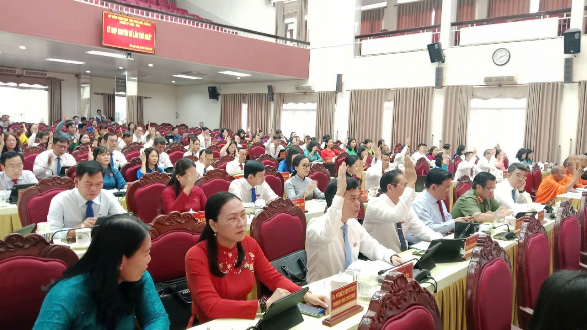 hDnd tinh vinh long thong qua nhieu nghi quyet quan trong hinh anh 1