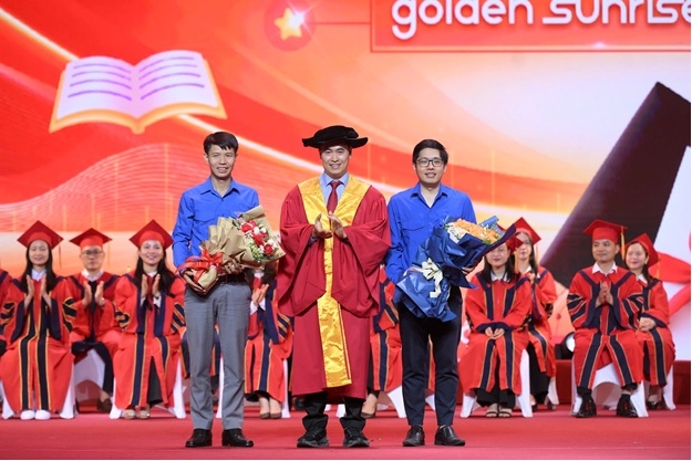 sinh vien cui dau tri an cha me tai le tot nghiep o trung tam hoi nghi quoc gia hinh anh 2