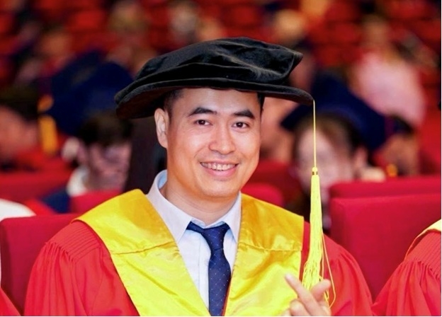 sinh vien cui dau tri an cha me tai le tot nghiep o trung tam hoi nghi quoc gia hinh anh 3