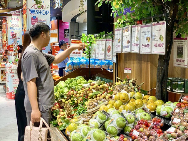 Vải u đầu mùa vừa lên kệ đã “sốt giá”, dân buôn hét tới 150.000 đồng/kg
