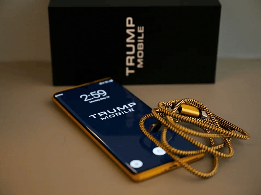 Dien thoai t1 cua trump mobile vua den tay khach hang da gap tranh cai hinh anh 1