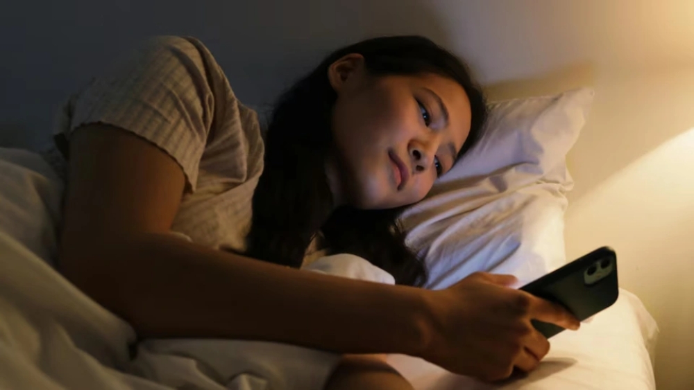 su dung dien thoai truoc khi ngu nguy hiem hon nhieu nguoi dung nghi hinh anh 1