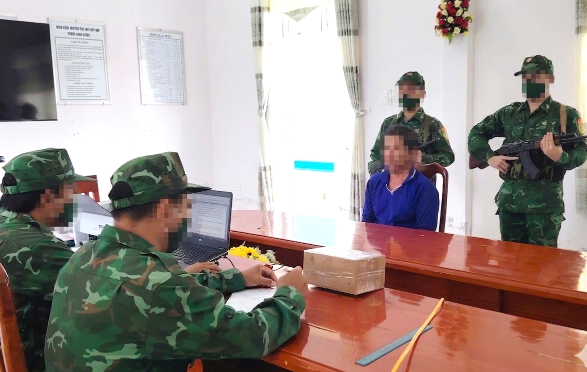 6 nguoi chung tien mua ma tuy da mang ra bien su dung hinh anh 1
