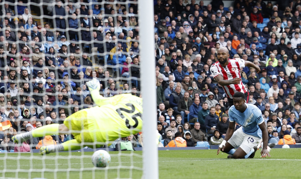 truc tiep man city 1-0 brentford doku ghi ban dang cap hinh anh 2