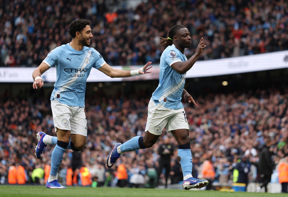 truc tiep man city 1-0 brentford doku ghi ban dang cap hinh anh 1