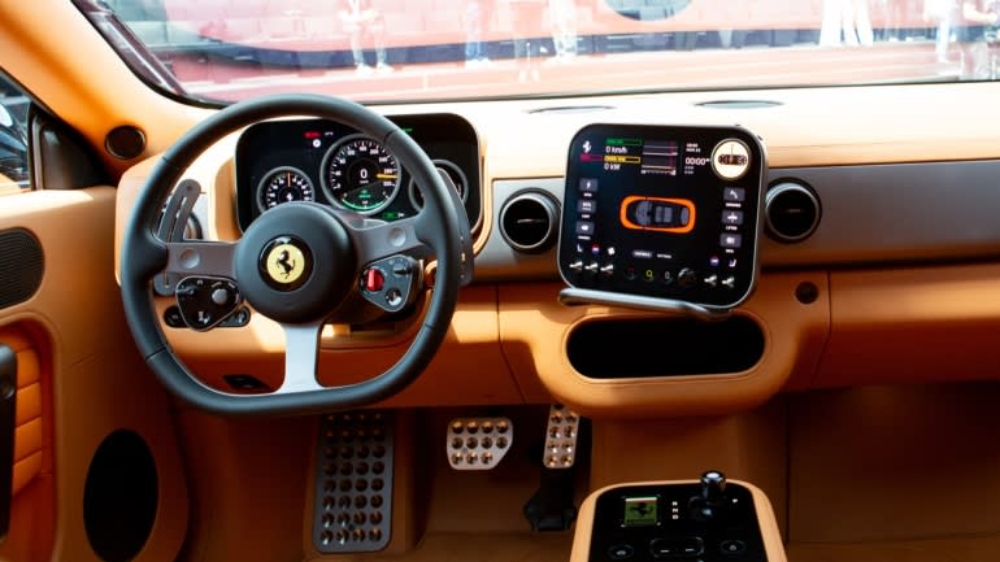 jony ive va ferrari muon cuu nganh o to khoi con nghien man hinh cam ung hinh anh 2