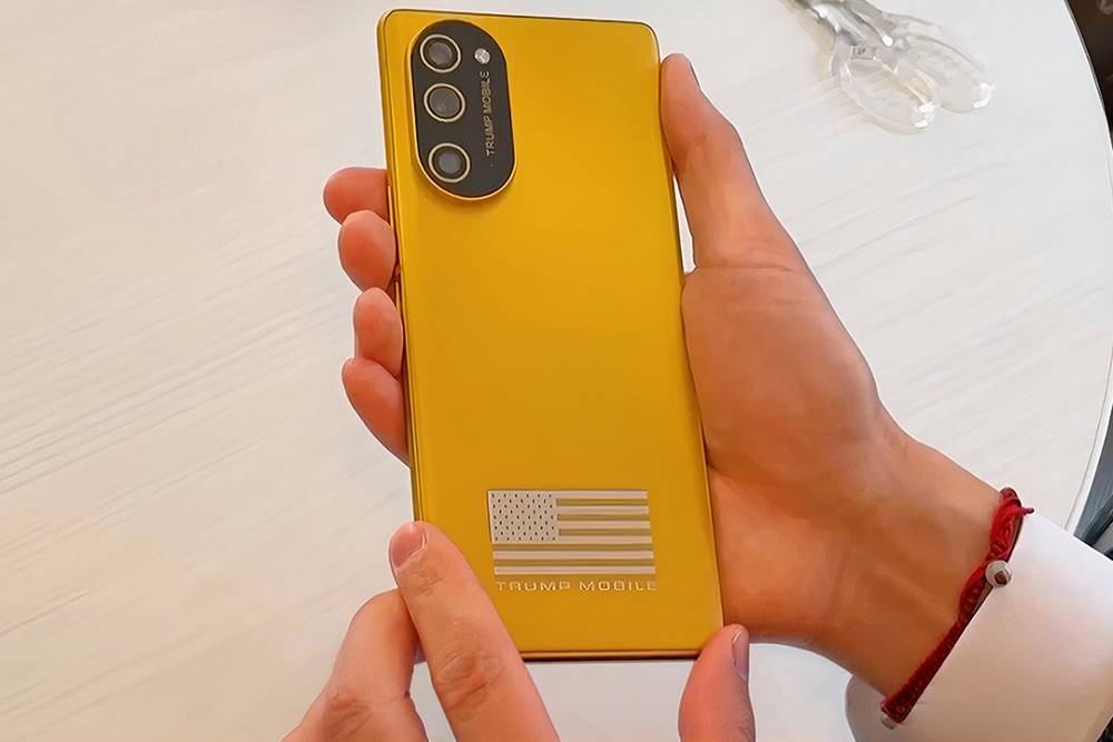 Dien thoai t1 cua trump mobile vua den tay khach hang da gap tranh cai hinh anh 2