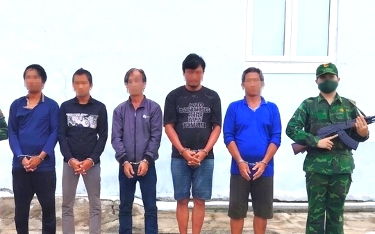 6 nguoi chung tien mua ma tuy da mang ra bien su dung hinh anh 2