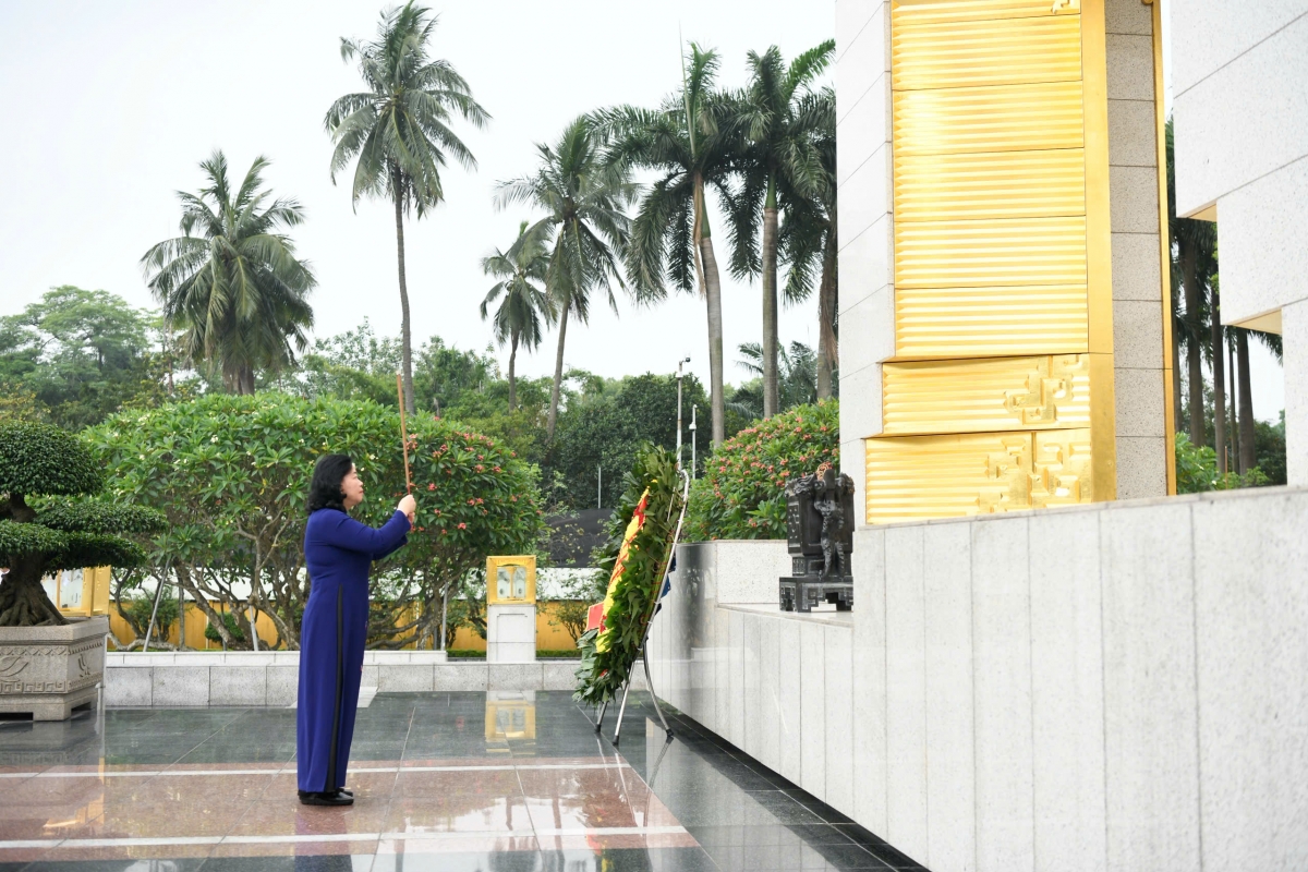 Doan dai bieu du Dai hoi xi cua mttq viet nam vao lang vieng chu tich ho chi minh hinh anh 11