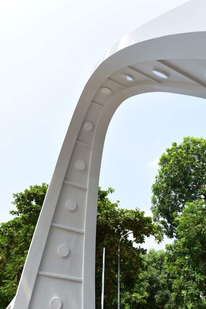 chuyen it biet ve cong parabol - bieu tuong cua Dh bach khoa ha noi hinh anh 3