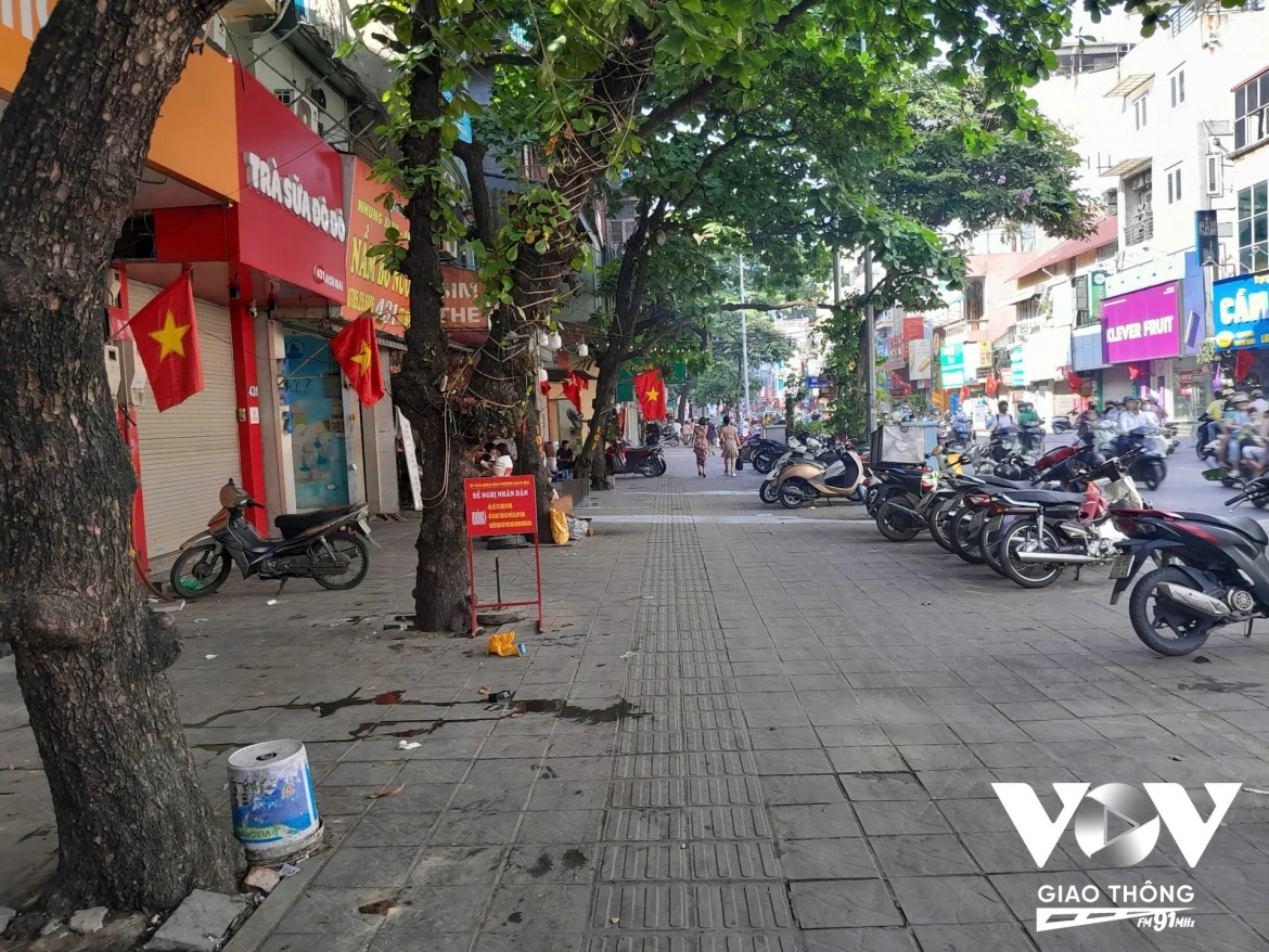 xu ly lan chiem via he ha noi giam han ban ghe tran via he, hang quan thich nghi hinh anh 1