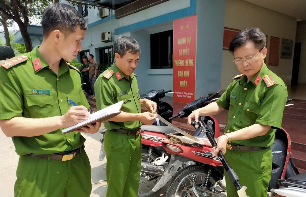 tu tap dua xe, mang hung khi quay clip song ao , nhom tuoi teen bi bat gon hinh anh 3