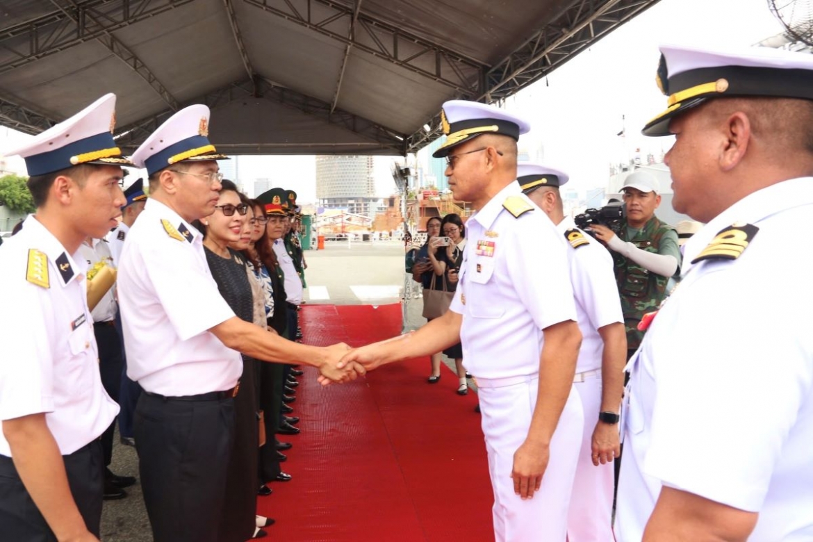 tau hai quan thai lan cap cang nha rong - khanh hoi hinh anh 2