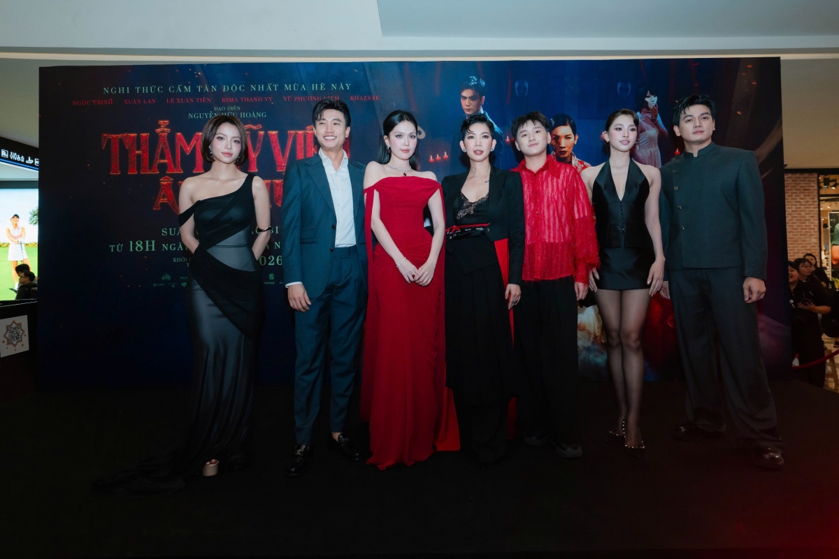 quoc truong den chuc mung ngoc trinh, fan lap tuc day thuyen ran ran hinh anh 1
