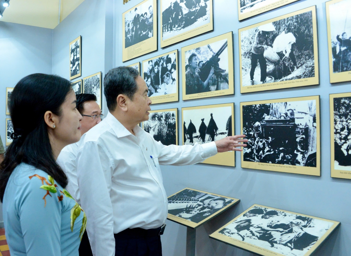Chủ tịch Quốc hội Trần Thanh Mẫn dâng hương tại Di tích lịch sử Dinh quận Hóc Môn