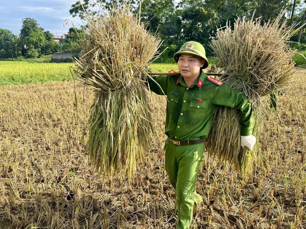 when police officers head to the field to lend a helping hand to farmers picture 5