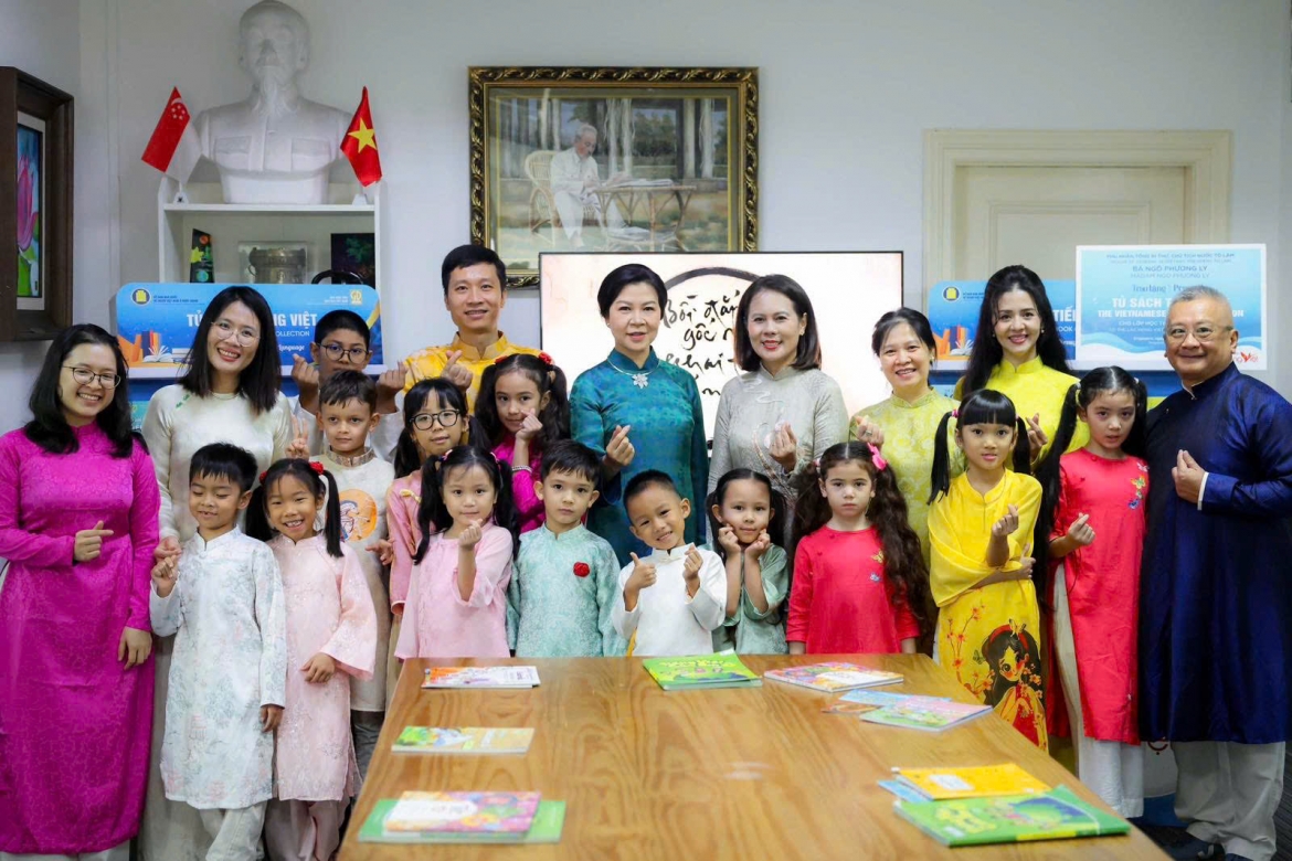 phu nhan tong bi thu, chu tich nuoc to lam tang tu sach tieng viet cho lop hoc lac hong hinh anh 1