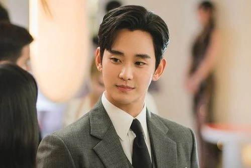 kim soo hyun va cu phan cong sau scandal hinh anh 1