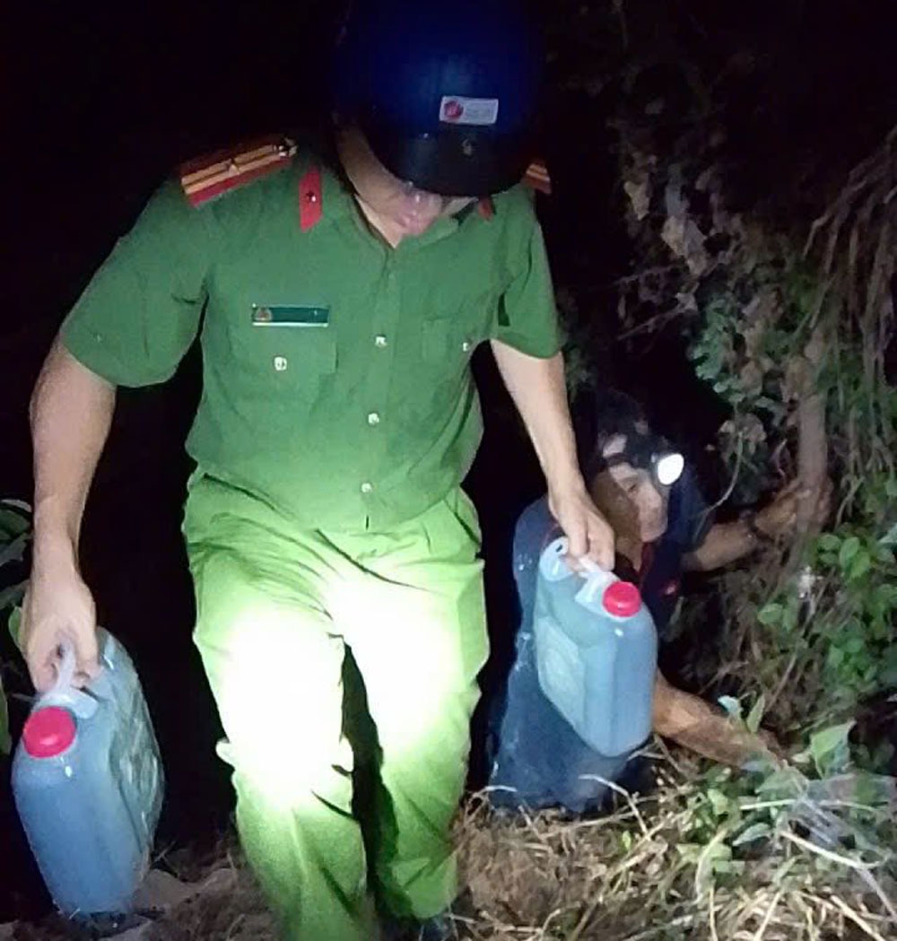 trai vit o Dong nai len lut xa thai truc tiep ra suoi trong dem hinh anh 2