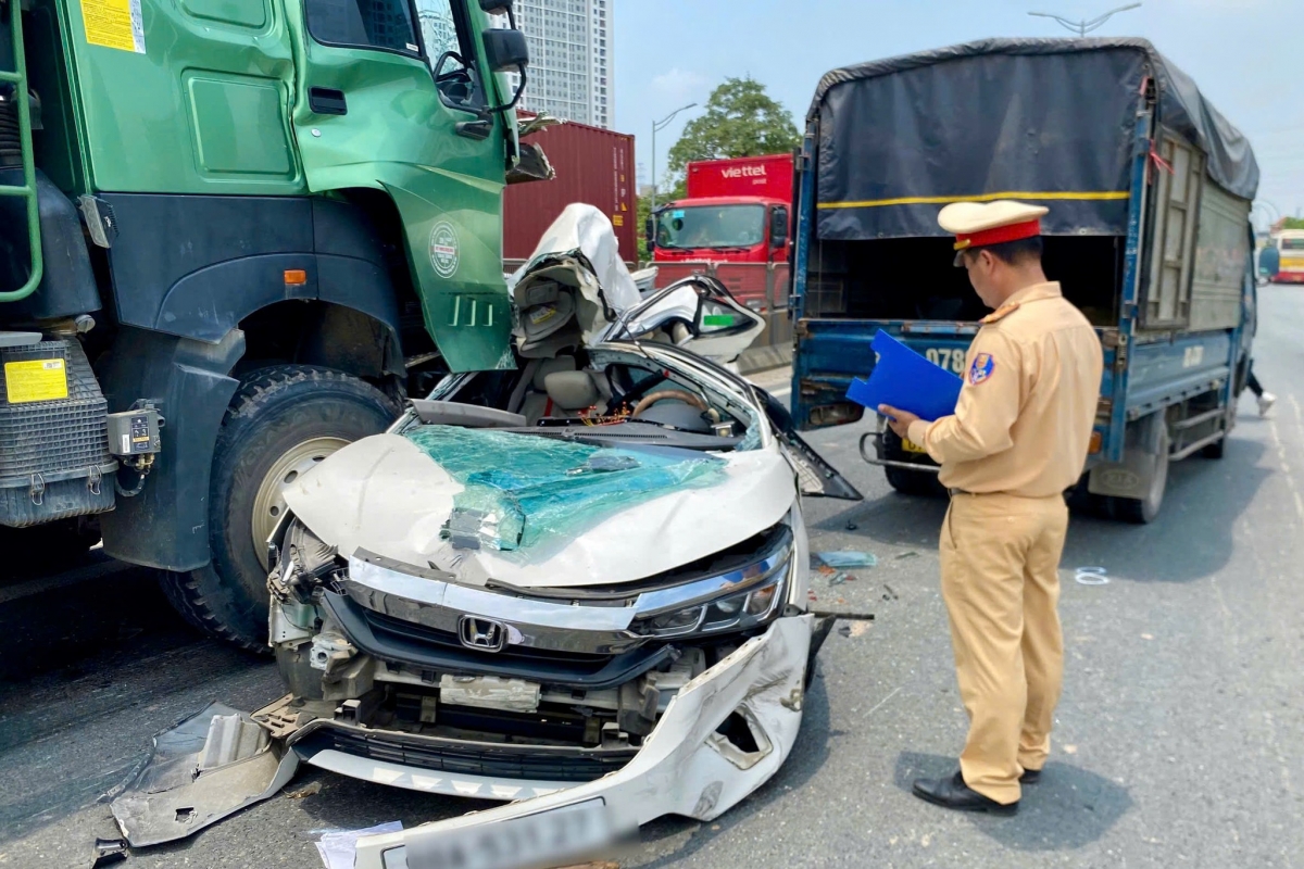 hien truong vu tai nan lien hoan giua nhieu o to tren vanh dai 3, ha noi hinh anh 2