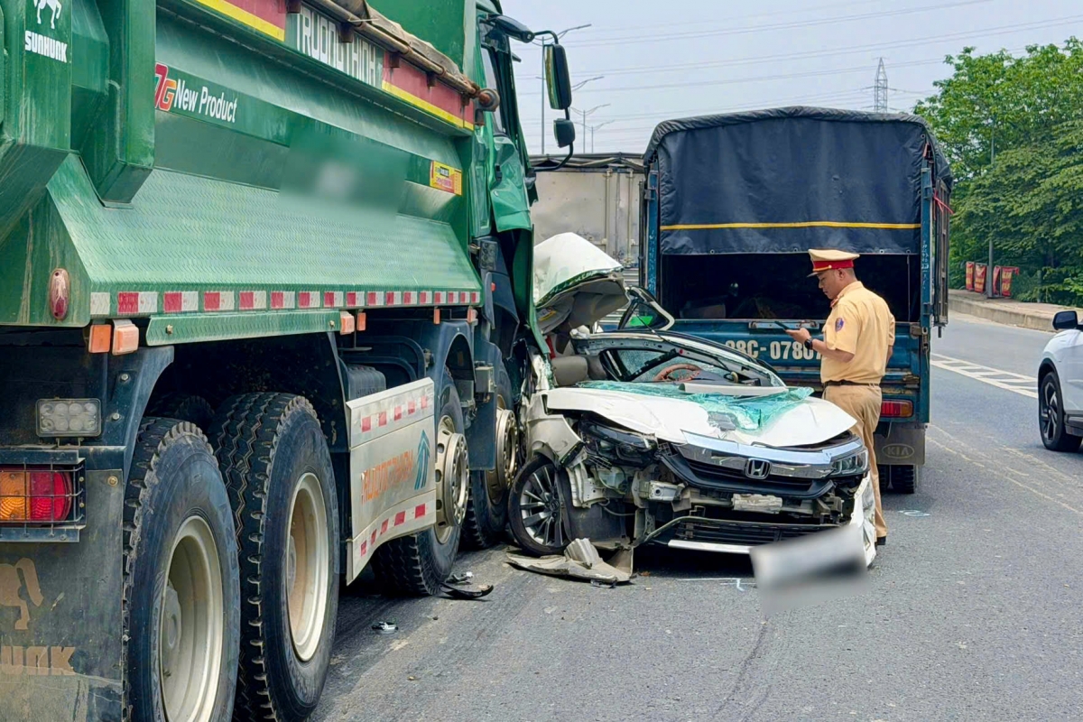 hien truong vu tai nan lien hoan giua nhieu o to tren vanh dai 3, ha noi hinh anh 7