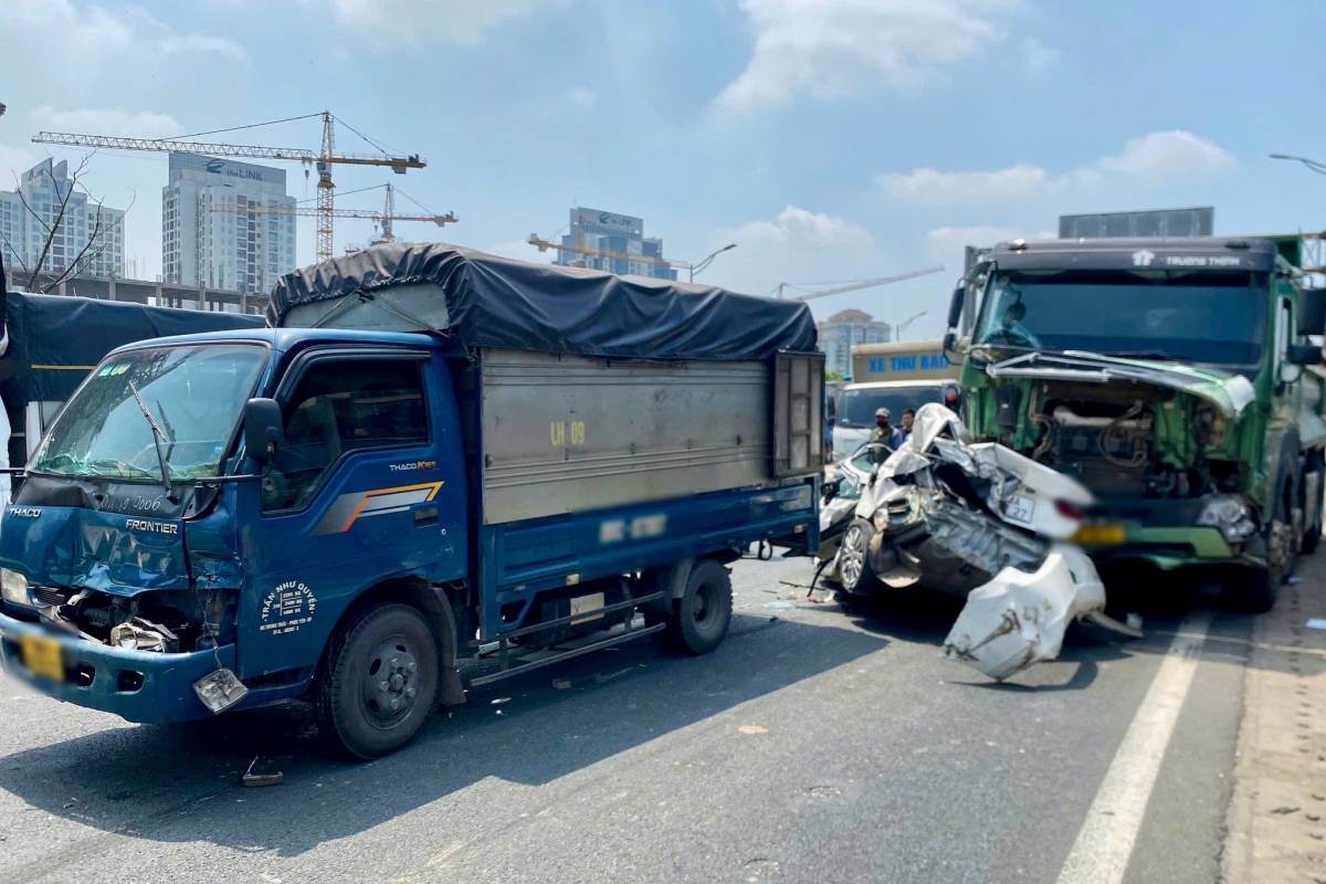hien truong vu tai nan lien hoan giua nhieu o to tren vanh dai 3, ha noi hinh anh 6