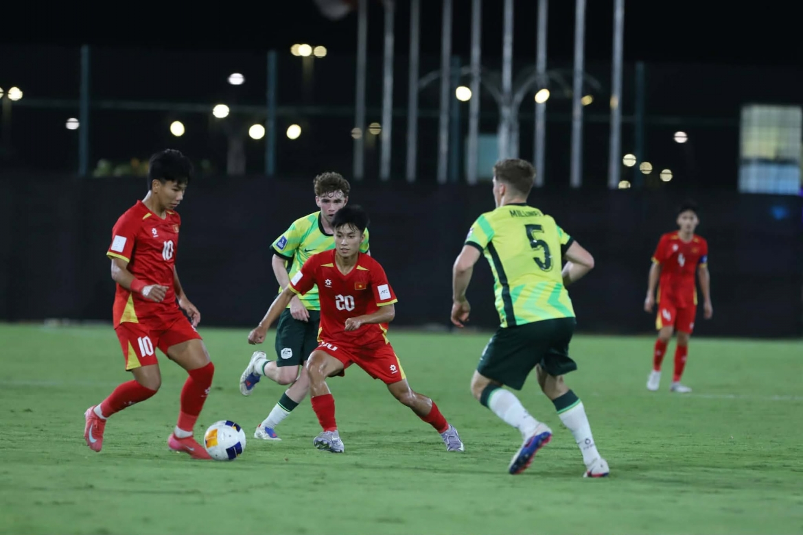 truc tiep u17 viet nam 0-3 u17 australia kho khan chong chat hinh anh 2