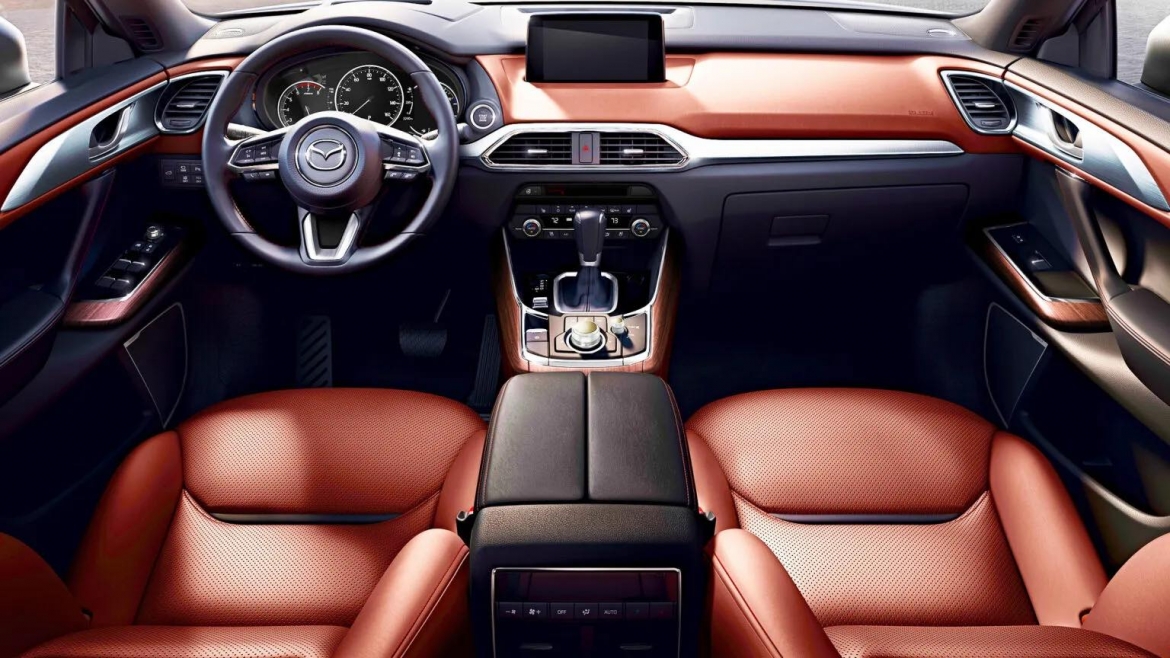 mazda bi kien vi ghe suoi qua nong, nhieu chu xe to gay bong va chay quan ao hinh anh 1