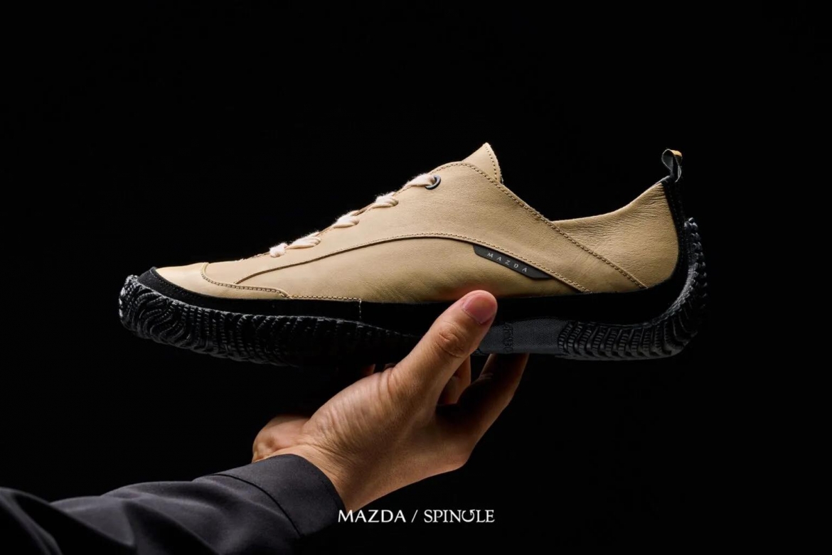 mazda ban giay sneaker lay cam hung tu noi that o to, gia hon 4 trieu dong hinh anh 1
