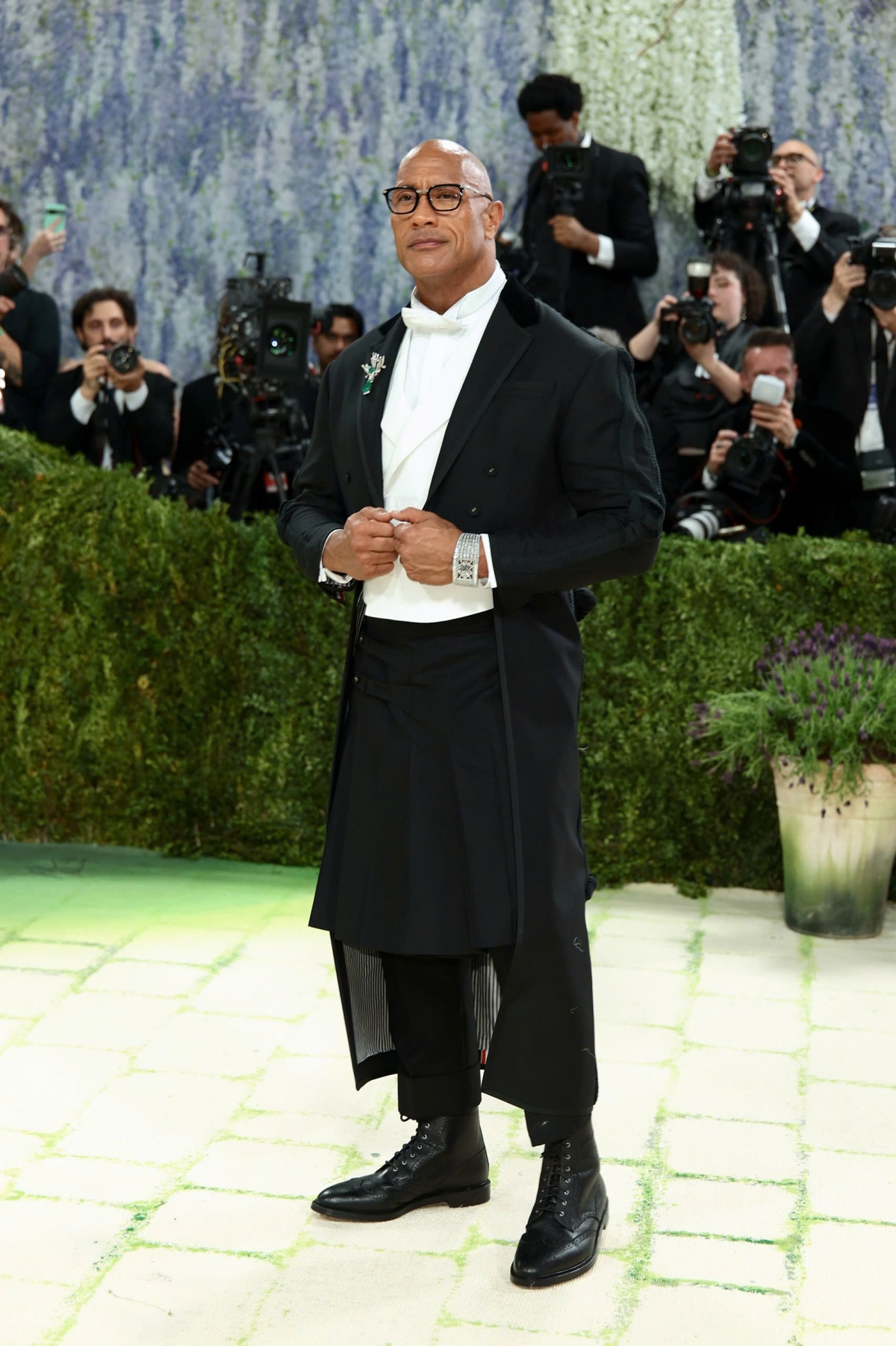 dwayne johnson mac vay den su kien thoi trang lon nhat hanh tinh hinh anh 1
